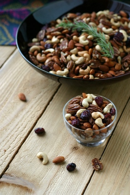 Rosemary Mixed Nuts from www.everydaymaven.com