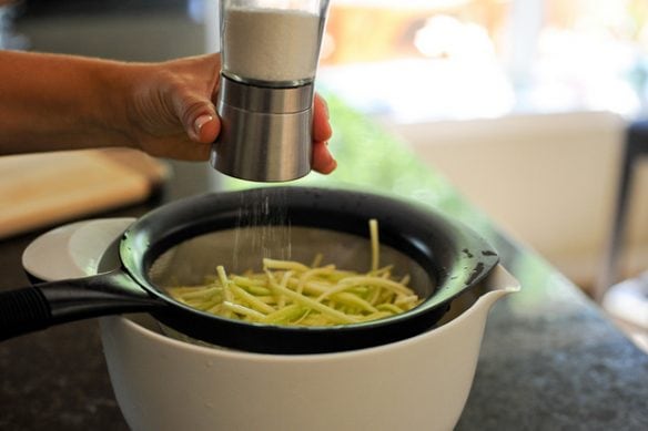 How to Make Zucchini Noodles from www.everydaymaven.com