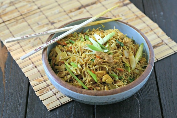Singapore Rice Noodles with Chicken from www.everydaymaven.com
